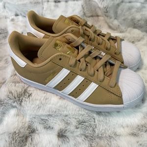 Adidas Superstar Men's Size 4  (Women's Size 6) NWT